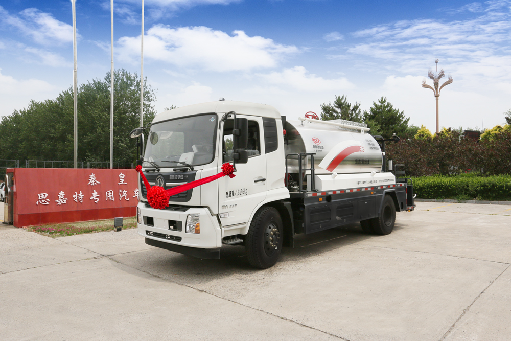 瀝青灑布車8噸帶花495k.jpg